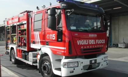 A fuoco un'auto in via Galileo Ferraris ad Alessandria: l'intervento dei Vigili del Fuoco