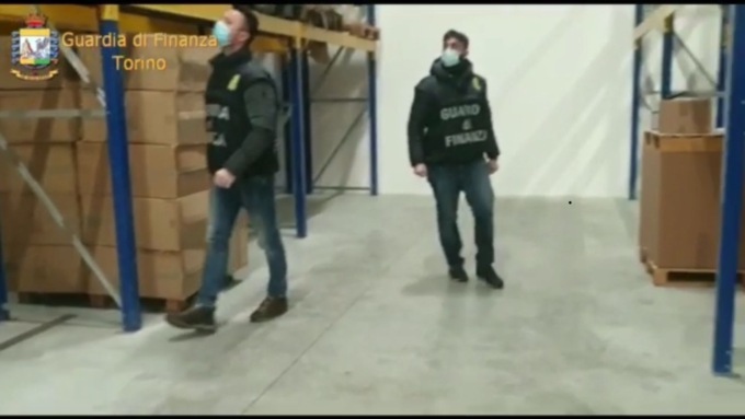 Torino: scoperti 4 depositi di articoli di falso Made in Italy
