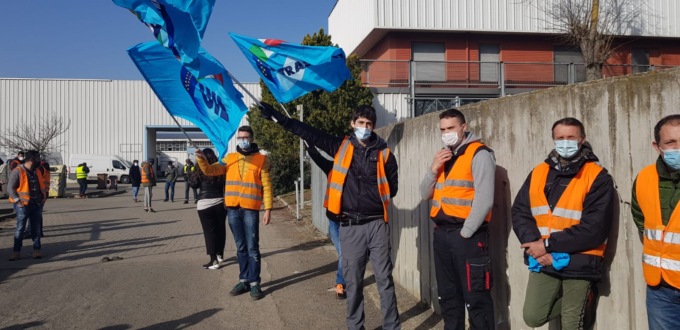 Presidio a Fubine davanti ai cancelli di Amazon: “Chiediamo più sicurezza”