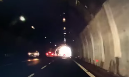 Un'auto e due tir contromano sulla A26, il video di un automobilista