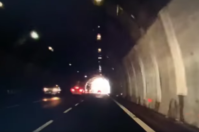 Un’auto e due tir contromano sulla A26, il video di un automobilista