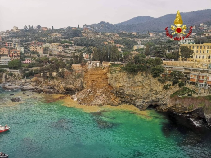 Crolla parte del cimitero di Camogli: oltre 200 bare in mare