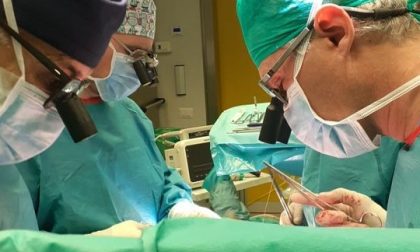 Arriva in ospedale in condizioni gravissime, il quadruplo intervento simultaneo gli salva la vita