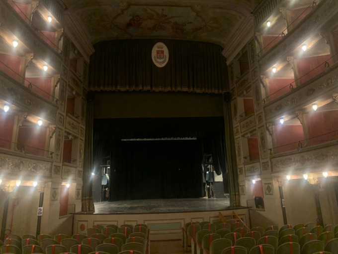 Anche Valenza aderisce all’iniziativa “Facciamo luce sul teatro”