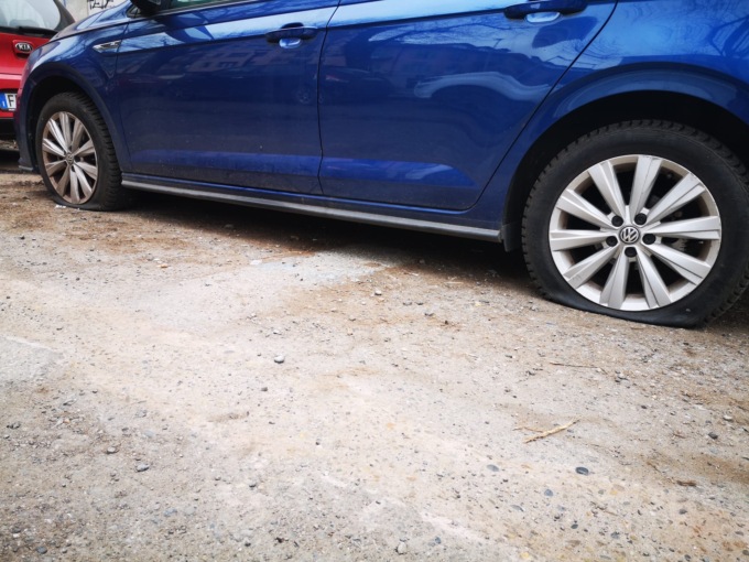 Alessandria: gomme auto bucate in corso Monferrato