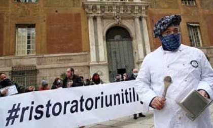 Genova, manifestazione dei ristoratori contro le chiusure dei locali