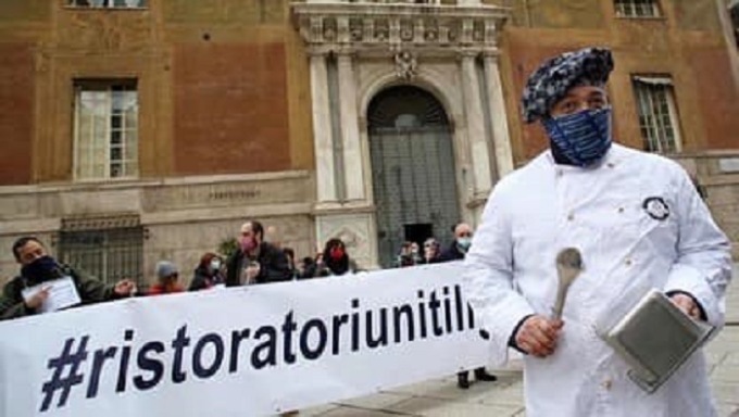 Genova, manifestazione dei ristoratori contro le chiusure dei locali