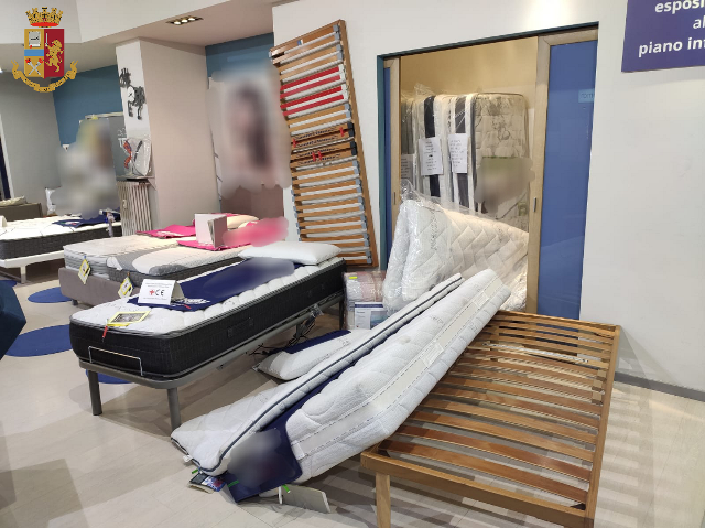 Torino: tentano rapina in un negozio di materassi, arrestati