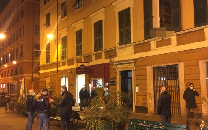 Genova, accoltellamento in negozio in via Colombo