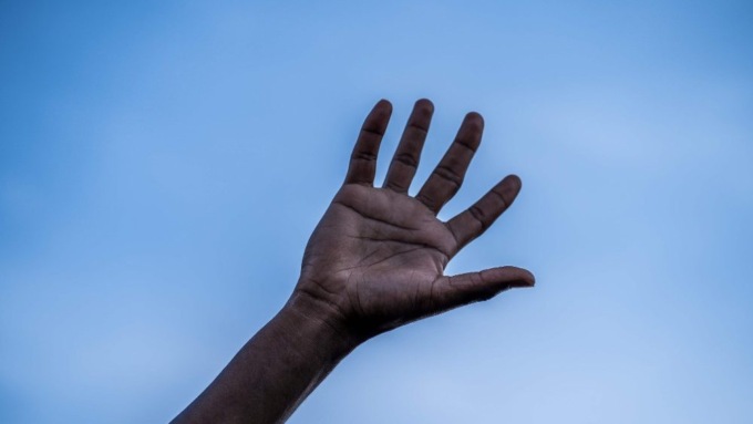 Alessandria: buttano a terra borse e insultano commessa in modo razzista