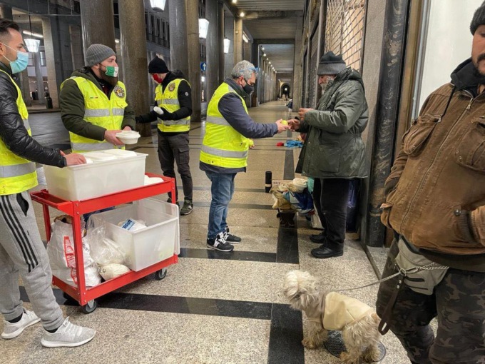Torino, i volontari di Fahrenheit 451 in strada per portare auto ai senzatetto