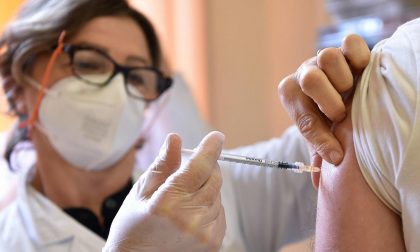 Vaccini AstraZeneca, anche il Piemonte ritira le dosi del lotto sospeso dall'Aifa