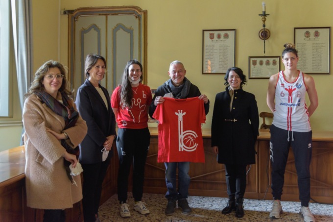 Basket, presentati il nuovo logo e la divisa del Basket Club Castelnuovo