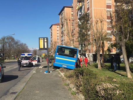 Torino, autobus Gtt esce di strada, nessuna vittima