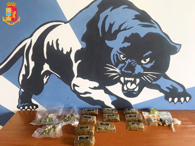 Torino: nasconde oltre 1 kg di droga all’interno di un sacchetto di patatine