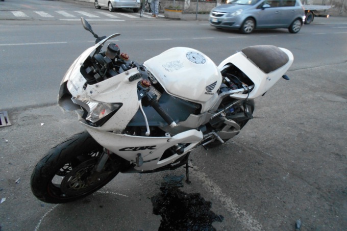 Genova, è morto dopo giorni di agonia il ragazzo caduto dalla moto