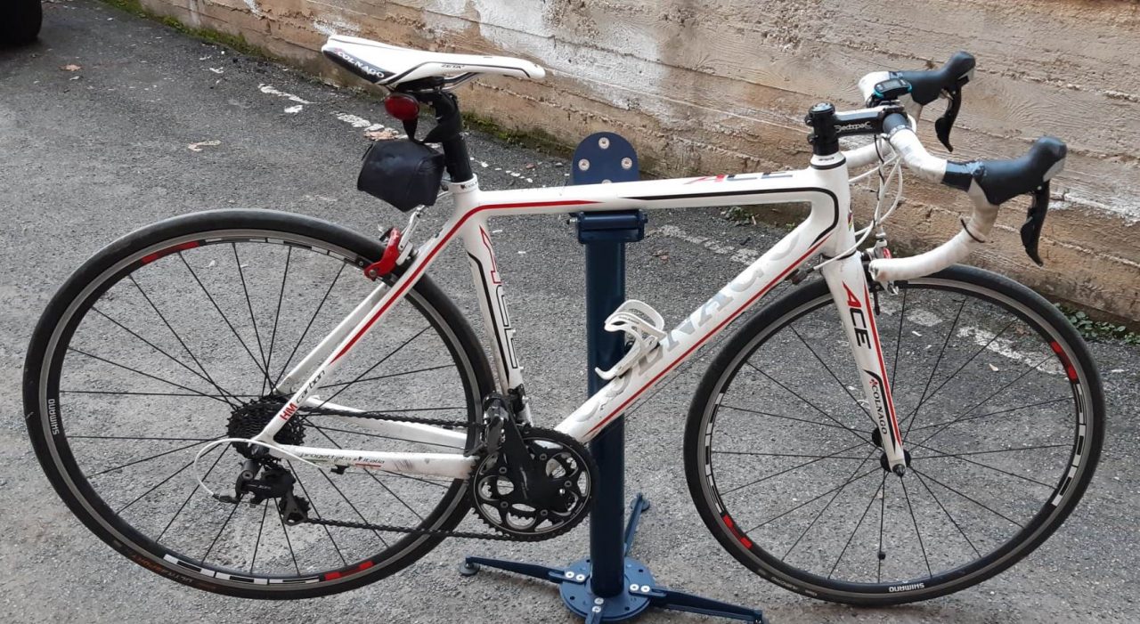 A bordo di una bicicletta di valore rubata, ne trainava un’altra: fermato un 21enne