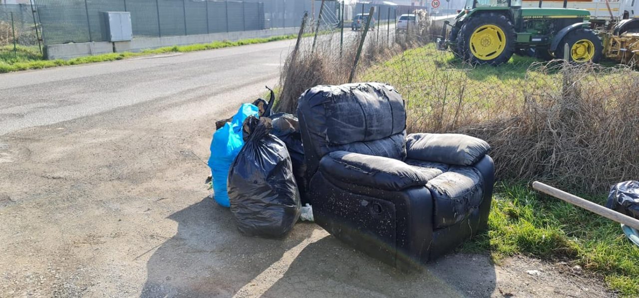 Volontari civici Acqui Terme, recuperata una poltrona in pelle abbandonata in strada della Polveriera