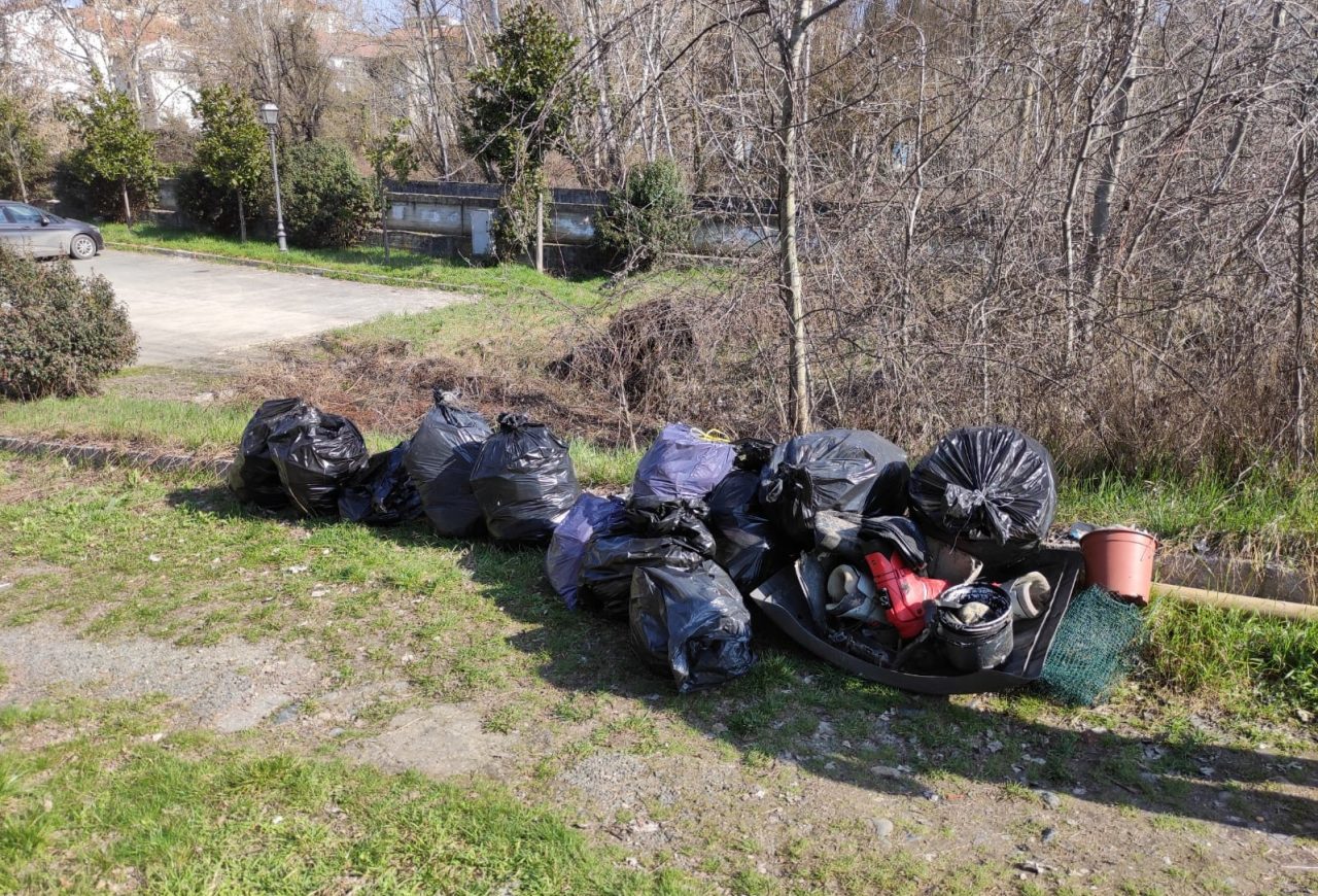 Volontari civici Acqui Terme, 50 sacchi pieni di rifiuti raccolti lungo 500 metri di fossi