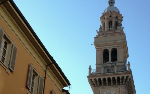 Casale Monferrato, Torre Civica illuminata di blu per la Giornata dei Bambini Scomparsi
