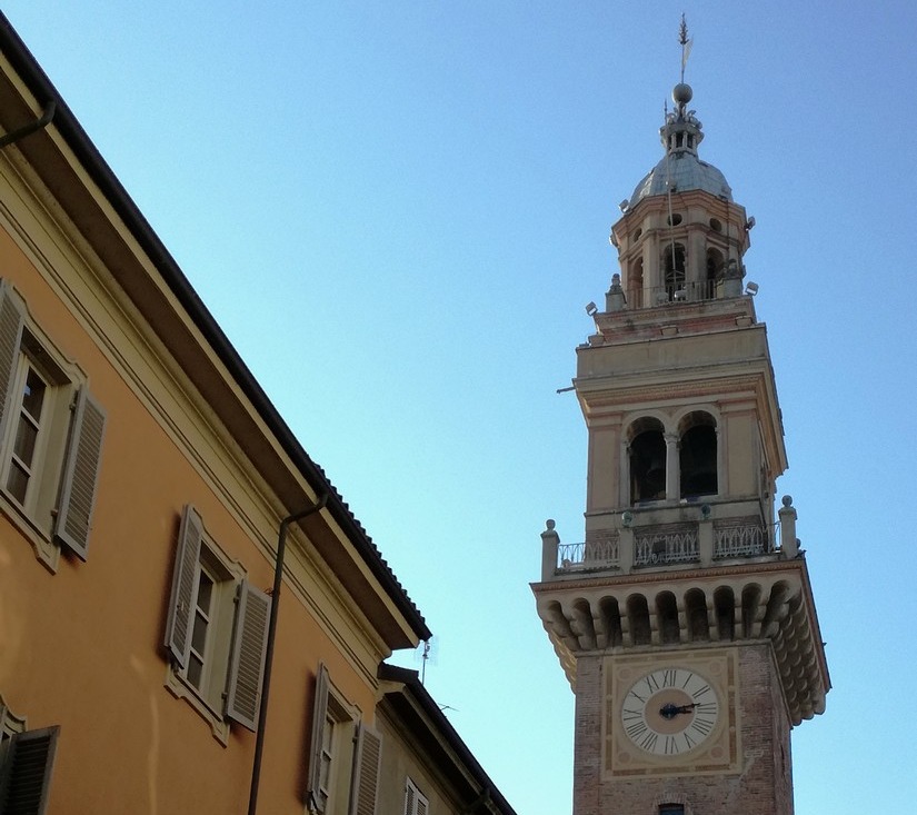 Casale Monferrato, Torre Civica illuminata di blu per la Giornata dei Bambini Scomparsi