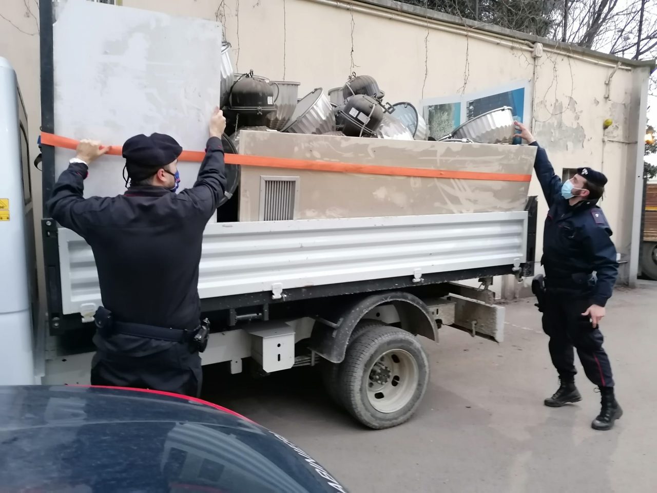 Tentano di rubare materiale elettrico ed edile per 2.500 euro, arrestati tre cittadini astigiani