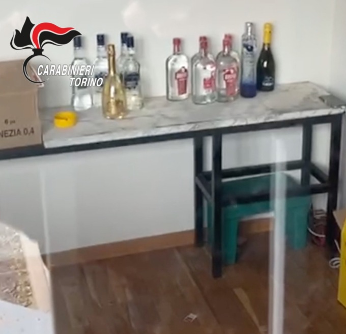 Torino, organizzano festa in violazione norme anti-Covid, Carabinieri identificano 16 persone