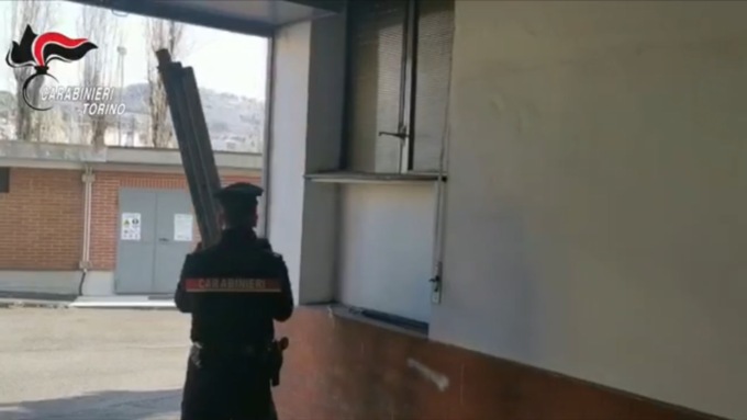 Torino, Carabinieri arrestano 2 potenziali rapinatori in casa