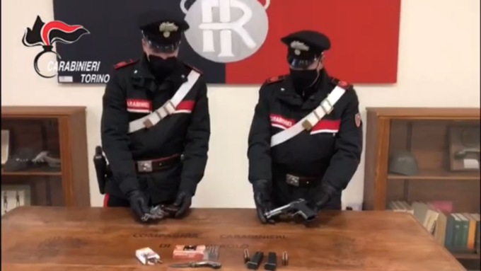 Torino, in auto con pistole, arresti dei Carabinieri