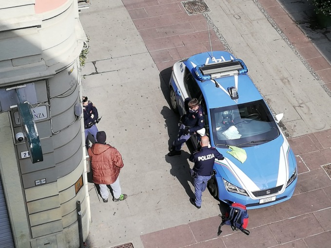 Alessandria: non viene servito al bar, tira le bottiglie in piazzetta della Lega
