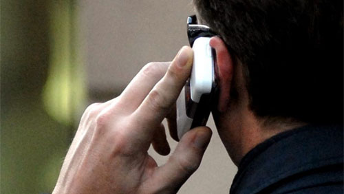 Si fingono assicuratori e spillano quasi 1000 euro ad un cliente