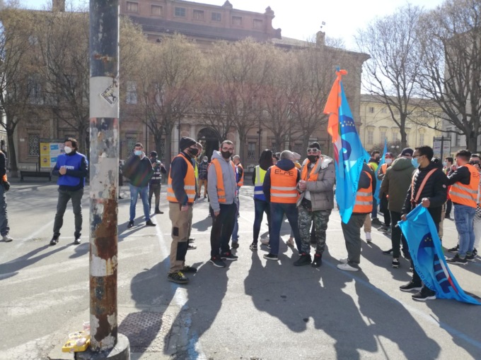 I lavoratori contro l’algoritmo Amazon: oggi niente consegne