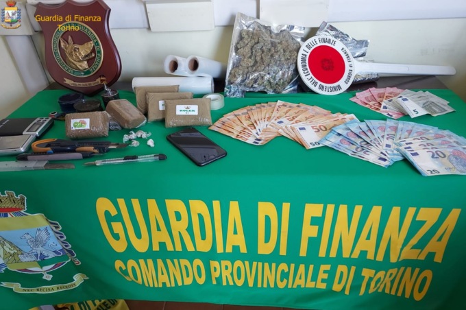 Torino: panetti di hashish nella dispensa della cucina, arrestato