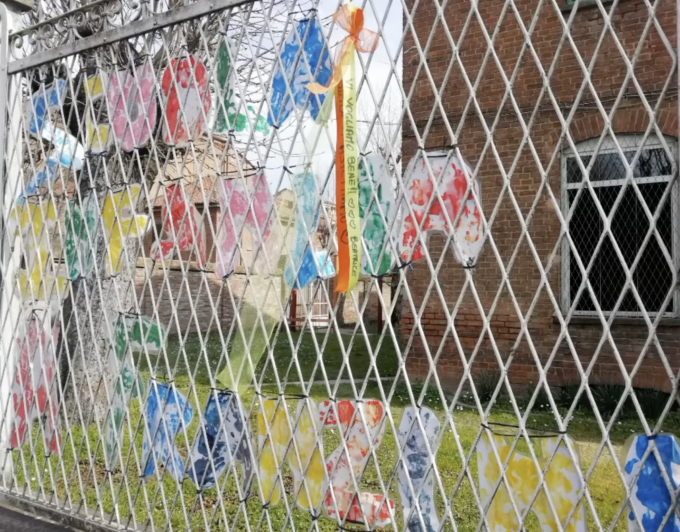 Alessandria: i bimbi del Franzini chiedono di tornare a scuola con un fiocco colorato