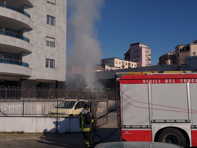 Novi Ligure: prendono fuoco cartoni fuori dal supermercato Gulliver