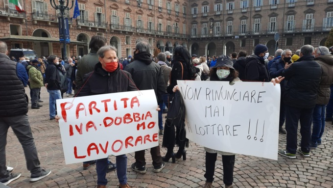 Ambulanti in piazza a Torino: “Noi ultima ruota del carro”