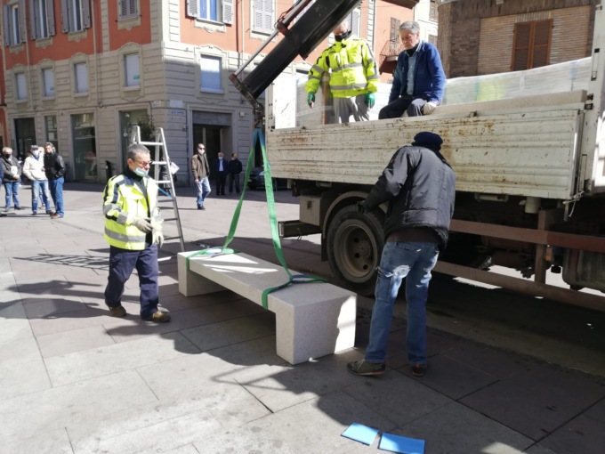 Alessandria: installate le nuove panchine in Piazzetta della Lega