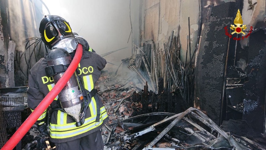 Sedato l’incendio di un capannone a Tortona