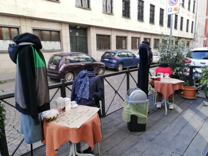 Alessandria, la protesta del Caffè Verdi: un dehors per i manichini