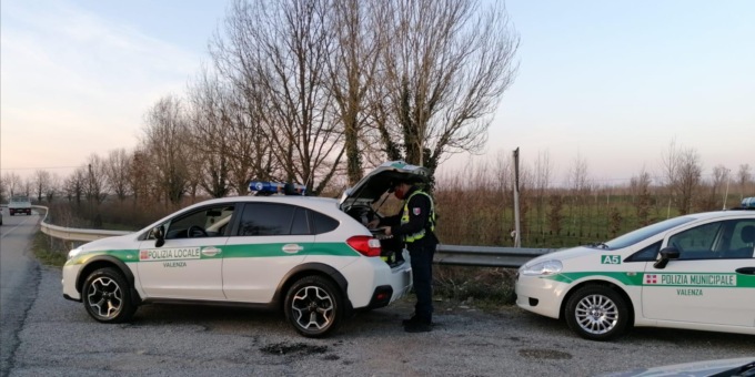 Polizia Valenza, servizio ai clienti sul retro del bar dopo l’orario di chiusura: sei persone sanzionate