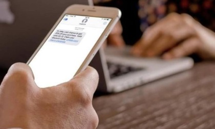 Sms sui vaccini agli ultra 80enni, Regione Piemonte: "Attenzione, non autorizzati e a pagamento"