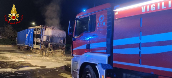 Acqui Terme, autotreno va a fuoco, intervento dei VVF