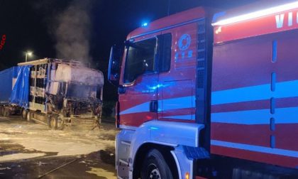 Acqui Terme, autotreno in fiamme nella notte in piazza Allende