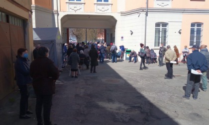 Alessandria, punto vaccini al Cristo: code e ritardi