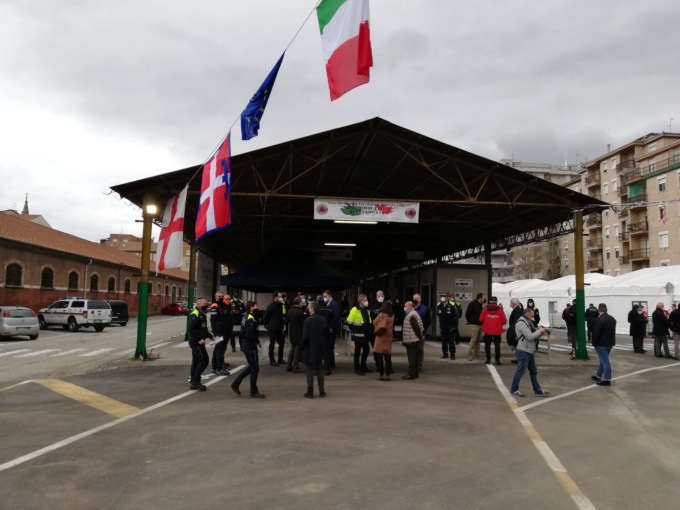 Alberto Cirio in visita all’hub vaccini di Alessandria