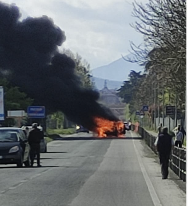 Auto in fiamme all’ingresso di Novi Ligure, nessun ferito