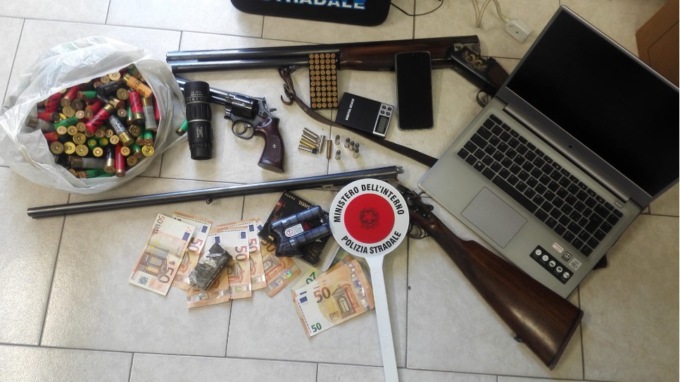 Acqui Terme: in auto con passamontagna e armi, arrestato