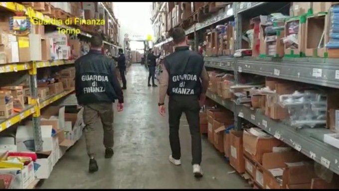 Sequestrati 15 milioni di falso “made in Italy” in tutta Italia: frode da 25 milioni