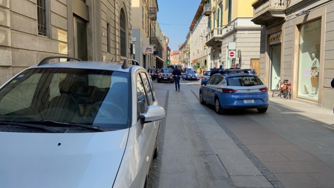 Alessandria, auto della Polizia contro un muro durante un inseguimento