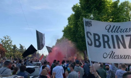 I tifosi dei grigi salutano la squadra in partenza per Como
